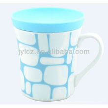 tasse en céramique avec couvercle en silicone